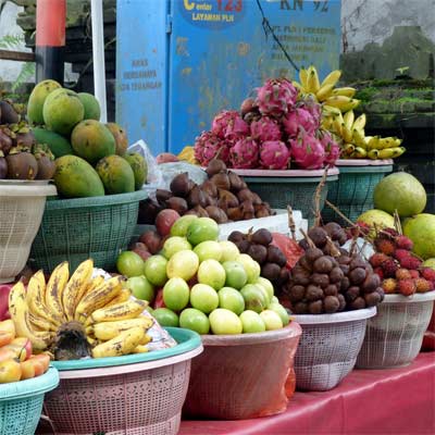 Frutas exticas en mercadillo balins