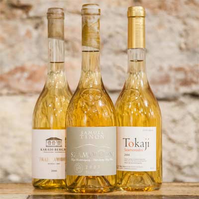 Botellas de licores tpicos de Budapest como el Tokaj