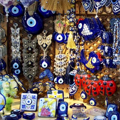 Puesto de ventas de amuletos con el ojo turco